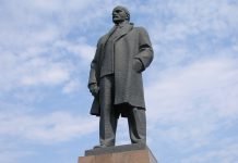 Памятник Ленину предлагают поместить в музей или сдать на металлолом (ВИДЕО)