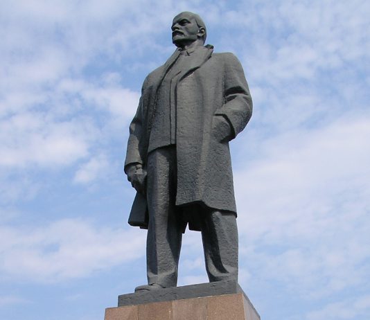 Памятник Ленину предлагают поместить в музей или сдать на металлолом (ВИДЕО)
