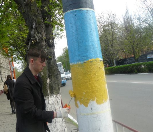 К.Маркса розфарбували у патріотичні кольори.