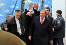 Добкіна закидали яйцями