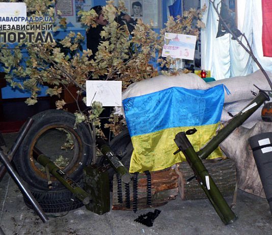 В Павлоградском лицее открылась экспозиция, посвященная АТО (ФОТО и ВИДЕО)