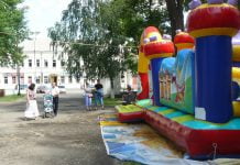 Кому заважають дитячі атракціони?