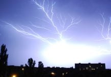 Блискавка потрапила у водогін