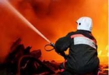 В Павлограді дві години рятували від вогню склади