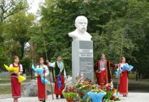 Тарас Шевченко в Павлограді отримав перші квіти