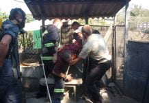 Із криниці чоловіків діставали рятувальники