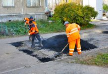 Дороги у Павлограді полатають частково