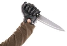 В Павлограді на зупинці громадського транспорту підрізали чоловіка