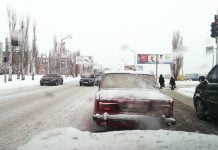 Снігопад застав павлоградських водіїв зненацька. Усі терміново «перевзувають» колеса
