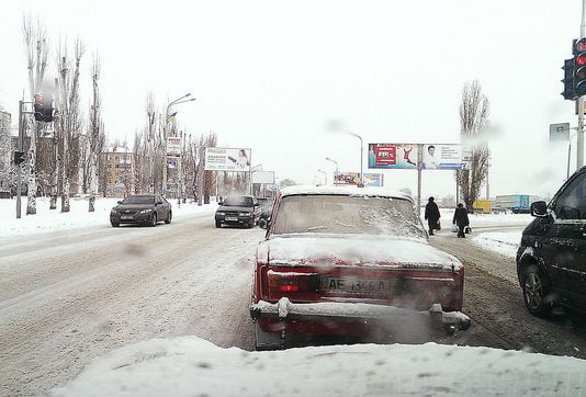 Снігопад застав павлоградських водіїв зненацька. Усі терміново «перевзувають» колеса