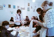 Павлоградські школярі плетуть захисні сітки для бійців АТО