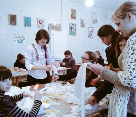 Павлоградські школярі плетуть захисні сітки для бійців АТО