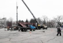 В Павлограді почали встановлювати новорічну ялинку