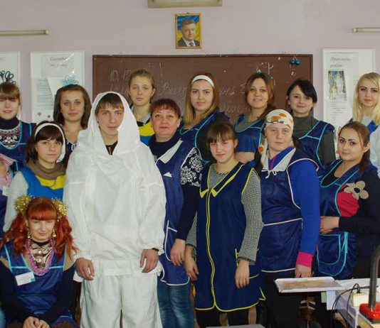 Павлоградські жінки зшили для військових 35 зимових маскувальних костюмів