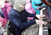 Піаніст Екстреміст відіграв у Павлограді (ФОТО і ВІДЕО)