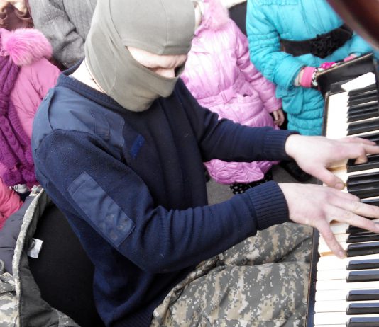 Піаніст Екстреміст відіграв у Павлограді (ФОТО і ВІДЕО)