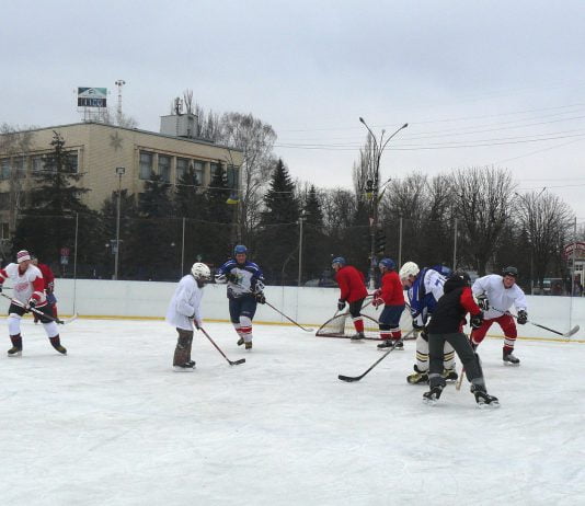 Міську ковзанку Павлограда облюбували хокеїсти (ФОТО і ВІДЕО)