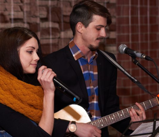 Павлоградська молодь на благодійному концерті збирала кошти для хворої дівчинки (ФОТО)