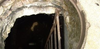 За кражу крышек люков мужчины получили по 2 года условно