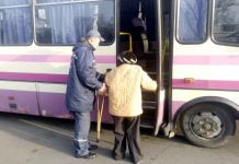 У Першотравенську рятувальники допомогли літній жінці-переселенці з переїздом на Львівщину