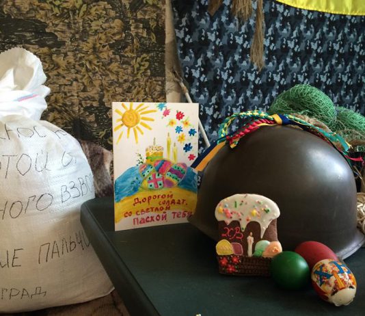 Волонтери передали солдатам великодні подарунки (ФОТО)