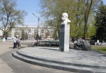 Благодійники озеленяють територію біля пам’ятника Кобзарю