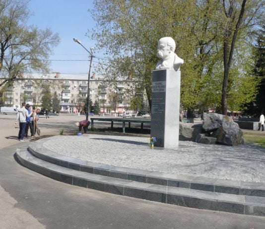 Благодійники озеленяють територію біля пам’ятника Кобзарю