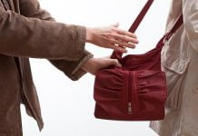 Грабіжник вирвав з рук пенсіонерки сумку … з тюбиками крему