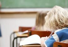 «Вчителька, що вдарила нашу дитину, досі викладає в Павлоградській школі» — батьки постраждалої