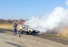 У Першотравенську пожежникам довелося гасити «Таврію»