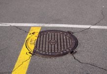 По дзвінку на «102» каналізаційний люк вдалося повернути