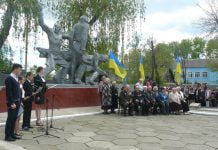 Ветерани поклали квіти на могили павлоградців, загиблих у Другій світовій (ФОТО і ВІДЕО)