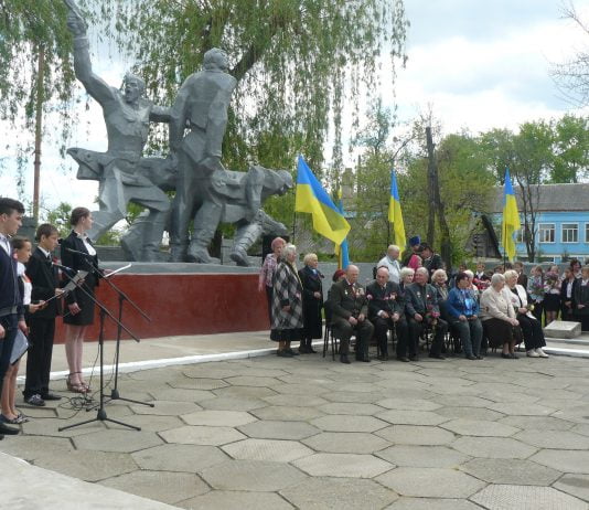 Ветерани поклали квіти на могили павлоградців, загиблих у Другій світовій (ФОТО і ВІДЕО)