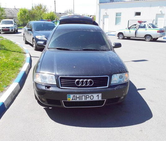 ДАІ зупинила водія, який перевозив 5 магазинів до АК