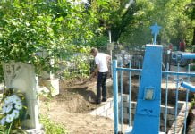 На Центральному кладовищі Павлограда роми викопують старі могили, щоб збудувати свої (ФОТО)