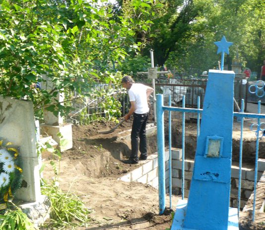 На Центральному кладовищі Павлограда роми викопують старі могили, щоб збудувати свої (ФОТО)