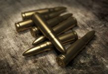 В Терновке на школьном дворе и возле аттракциона задержали людей с боеприпасами