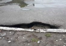 Дірку на перехресті обіцяють «підлатати» до кінця місяця