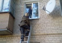 У Павлограді рятувальникам довелося діставати з вікна п’яного чоловіка