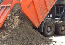 На околиці Павлограда крали пісок «КАМАЗами»