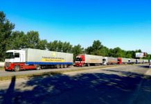 Частина автоколони «Гуманітарного Штабу Ріната Ахметова» змушена повернутися з Павлограда на склад