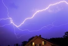 В селі В’язівок в дах будинку потрапила блискавка