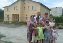 Підприємець подарувала електропіч родині, в якій ростуть 9 дітей (ФОТОРЕПОРТАЖ)