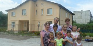 Підприємець подарувала електропіч родині, в якій ростуть 9 дітей (ФОТОРЕПОРТАЖ)