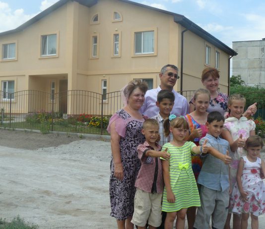 Підприємець подарувала електропіч родині, в якій ростуть 9 дітей (ФОТОРЕПОРТАЖ)