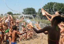 Пляж в Павлограде собирает до 1 000 человек одновременно