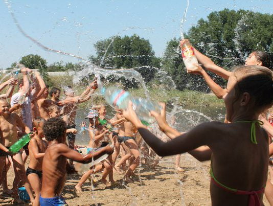 У спеку +40С павлоградці влаштували водяні баталії