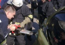 В Першотравенске спасателям пришлось освобождать мужчину из автомобиля