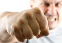 20-летний парень избил и ограбил мужчину