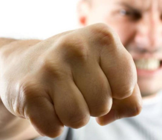 20-летний парень избил и ограбил мужчину